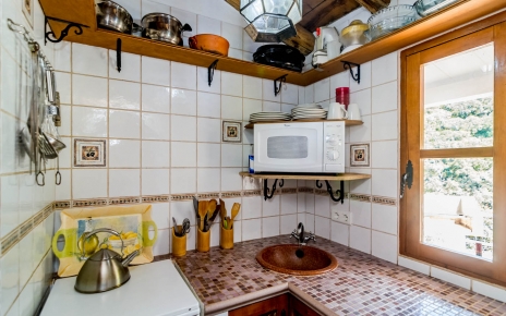 The additional one bed annexe has kitchenette